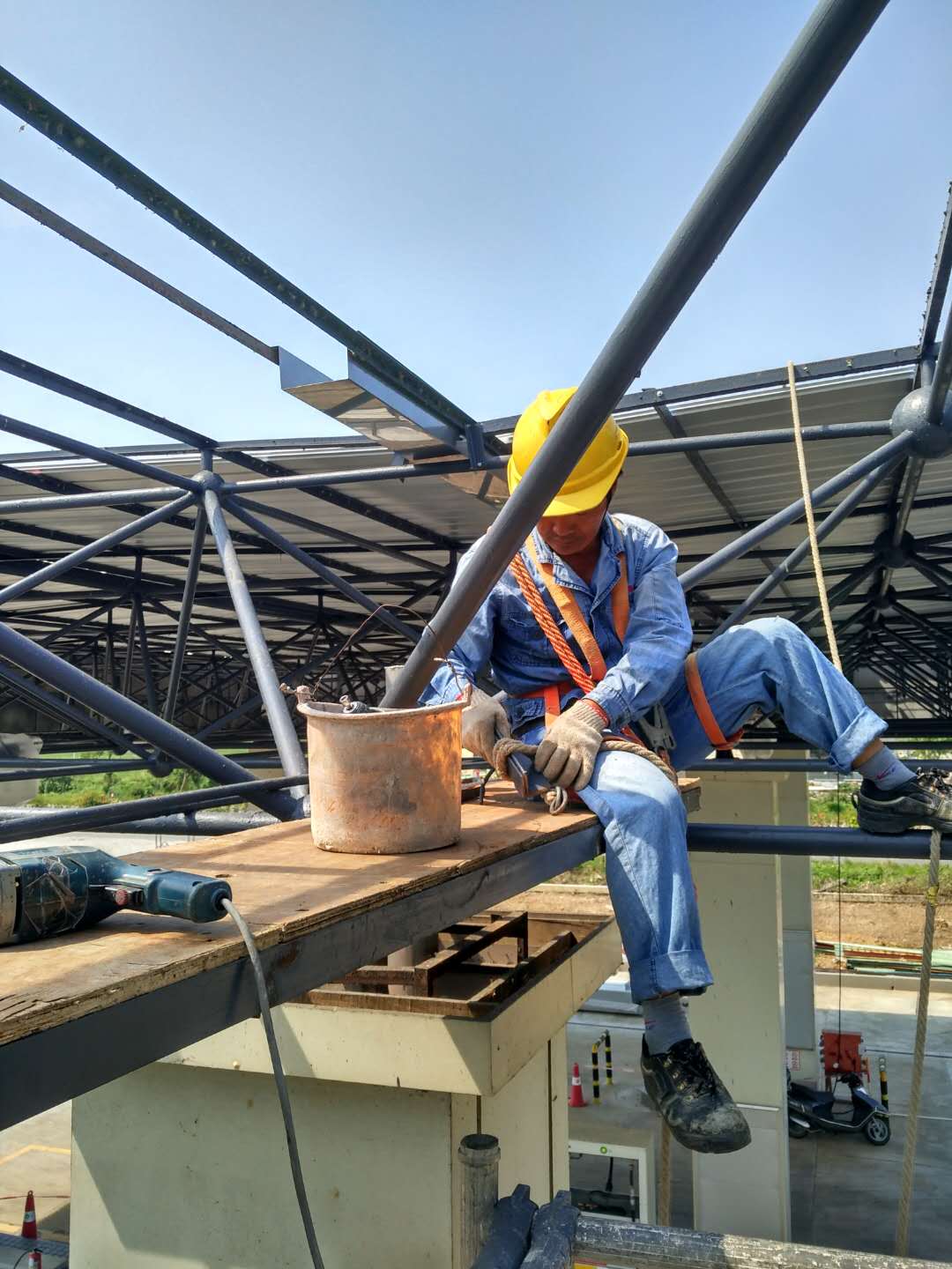 中油BP斗山二號油站更換油棚屋面瓦工程